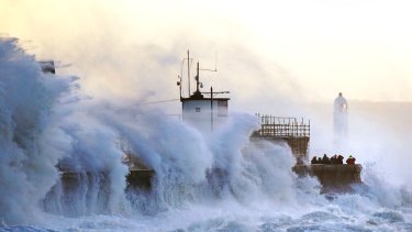 La tormenta provocó fuertes oleajes que azotaron las costas del Reino Unido. (Jacob King/PA via AP)