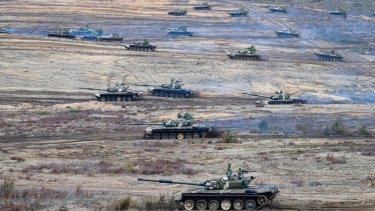 Tropas rusas realizaron "ejercicios" de cobate en Bielorrusia. (AP Photo/Alexander Zemlianichenko Jr)