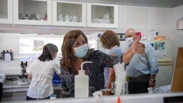 La gobernadora anunció el hospital materno infantil para Roca a fines de enero.
