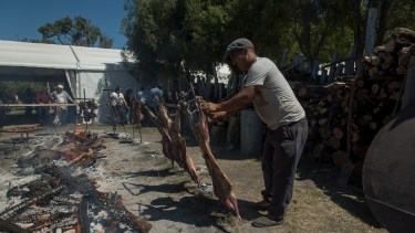 Un asador criollo es la gran oferta gastronómica (Foto: Marcelo Martínez)