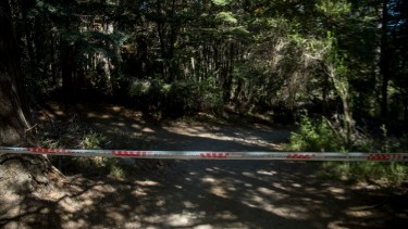 La mujer víctima de femicidio recibió 9 disparos de arma de fuego y fue hallada en el sendero a lago Escondido, en Bariloche. Foto: Marcelo Martinez