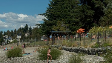 El denominado "Club de playa" funciona a la altura del kilómetro 6, en la costa del lago Nahuel Huapi. Foto: Marcelo Martinez