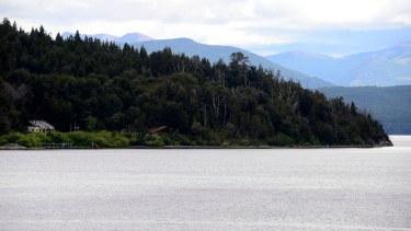 La isla Huemul está frente a la costa del kilómetro 8 de Bariloche, en el centro del lago Nahuel Huapi. Foto: Chino Leiva