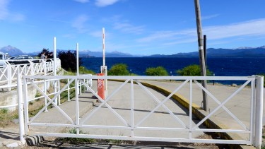 El portón de acceso a los boxes inferiores del puerto San Carlos permanece cerrado. Foto: Chino Leiva