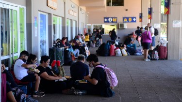 Llega el verano y la terminal de ómnibus de Bariloche se llena de turistas. Foto: archivo