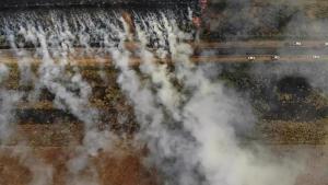 La lluvia ayuda a controlar grandes focos de incendio en Corrientes