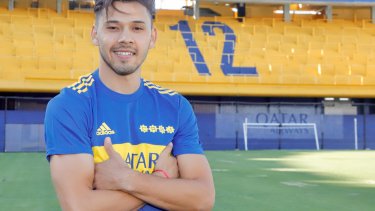 Óscar Romero ya posó con la camiseta de Boca en La Bombonera y mostró su sonrisa. Foto: prensa Boca 