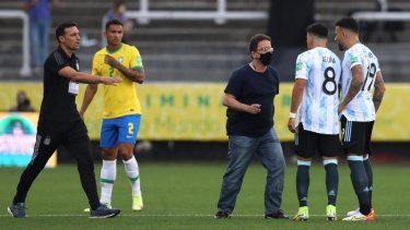 El momento en el que una autoridad sanitaria increpa a Acuña y Otamendi en el Brasil-Argentina que, al final, se disputará. 