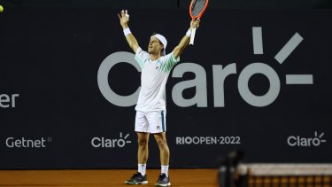 El Peque Schwartzman levanta los brazos para festejar el triunfo en su debut en Brasil. 