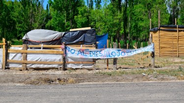 Desde hace seis meses, un grupo de familias ocupa terrenos municipales en Regina. (Foto Néstor Salas)