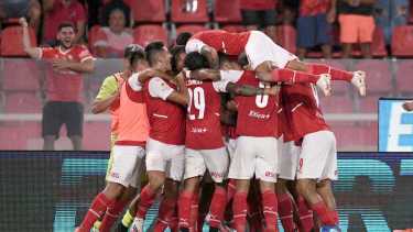 Los jugadores de Independiente festejan junto a Tomás Pozzo el gol de la victoria sobre Arsenal. Foto: Prensa Independiente 