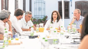 Carreras reunió al gabinete, con pedidos y nueva ministra