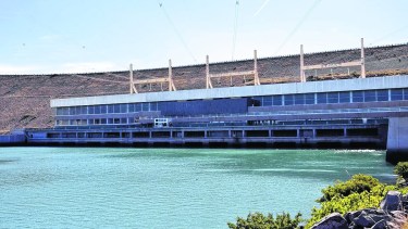 La central hidroeléctrica del Chocón tiene una potencia instalada de 1.200 MW.