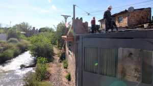 Demuelen casas construidas a un costado del arroyo Durán en Neuquén