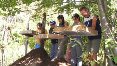 Se realizó un trabajo minucioso de selección y clasificación de los elementos más pequeños hallados en la laguna El Trébol, de Bariloche. Foto: Gentileza
