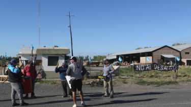 Los trabajadores del aserradero iniciaron el viernes un corte en el ingreso al predio, sobre Ruta 65. (Foto: Juan Thomes)