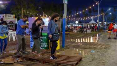 A pesar de las condiciones climáticas, era incesante el ingreso de público al predio esta noche. (foto: Juan Thomes)