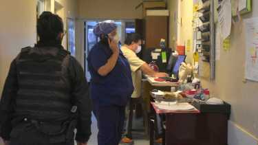 Una zona de la guardia del hospital roquense se adaptó para atender de la mejor manera posible al joven accidentado. (Foto:  Archivo Juan Thomes)