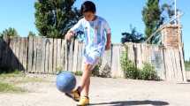 Imagen de Con 9 años, Junior rifa pollos desde Roca para cumplir su sueño de jugar en River Plate