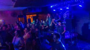 La última presentación en Roca ocurrió la semana pasada en un bar céntrico. Fotos Juan Thomes
