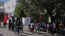 Imagen de Marcharon para pedir canastas escolares a la delegación de Educación en Roca