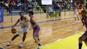 Centro Español pisó fuerte en el Gigante y le ganó a Roca