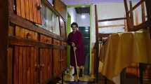 Imagen de Con 86 años, una vecina de Roca mostró su casa tras inundarse por el temporal de lluvia