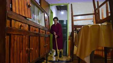 Isabel, una vecina de Roca sufrió toda la noche por las lluvias. Foto: Emiliana Cantera
