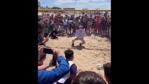 Alberto Fernández fue a la playa y se puso a patear y atajar penales