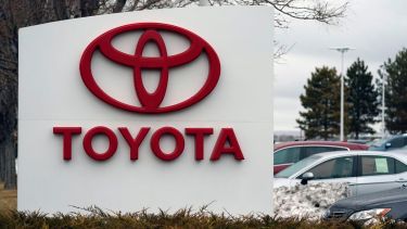Toyota se disculpó por suicidios por presión laboral. 