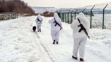 Una patrulla ucraniana en la frontera norte con Rusia, de donde no llegó el ataque. Imagen: AFP
