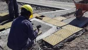 Así es la nueva «vereda accesible» que se esta construyendo en barrio Nuevo de Roca
