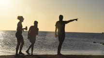 Imagen de Pueblo Blanco: para pasar febrero frente al lago y con los pies en la arena blanca