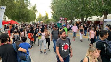 El público recorre los stands de la Fiesta de la Confluencia. Foto: Gentileza