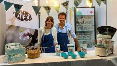Helena y Eduardo, también participan de las ferias de la región con sus productos.