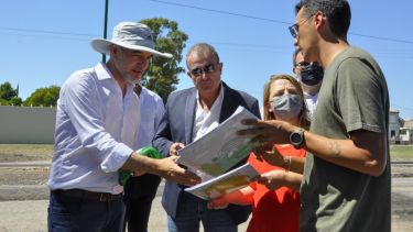 El senador junto al intendente de Viedma, Pedro Pesatti, en una recorrida por obras financiadas por Nación.