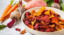 Imagen de Chips de tubérculos con salsa de yogur
