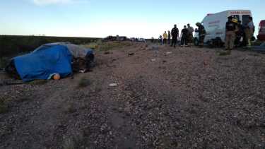 Un muerto y cinco heridos en un choque entre un camión y un auto en la Ruta 22 en Chichinales