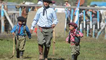 puesteritos y gaucho joven, fiesta del puestero, junin de los andes, san martin de los andes, 2022, febrero, patricio rodriguez