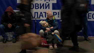 Una mujer con su hija espera un tren mientras intentan salir de la estación de trenes de Kiev, Ucrania, el jueves 24 de febrero de 2022. Las tropas rusas lanzaron su ataque anticipado contra Ucrania. Se escucharon grandes explosiones antes del amanecer en Kyiv, Kharkiv y Odesa cuando los líderes mundiales condenaron el comienzo de una invasión rusa que podría causar un gran número de víctimas y derrocar al gobierno elegido democráticamente de Ucrania. (Foto AP/Emilio Morenatti)