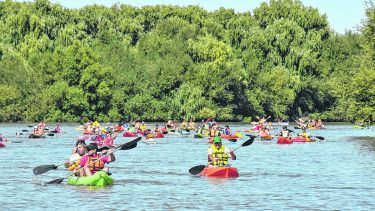 La tradicional Bajada de Canoas por el río Negro se llevará a cabo el domingo con muchos participantes.