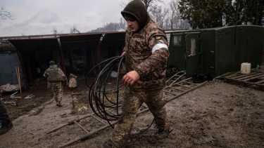 Soldados ucranianos caminan en una base de defensa aérea después de un aparente ataque ruso en Mariupol, Ucrania, el jueves 24 de febrero de 2022. Las tropas rusas lanzaron su ataque anticipado contra Ucrania. Se escucharon grandes explosiones antes del amanecer en Kyiv, Kharkiv y Odesa cuando los líderes mundiales denunciaron el comienzo de una invasión rusa que podría causar un gran número de víctimas y derrocar al gobierno elegido democráticamente de Ucrania. (Foto AP/Evgeniy Maloletka)
