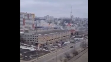 El momento en el que supuestamente caen bombas racimo en Kharkiv. 