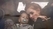 Imagen de 100.000 ucranianos huyen de sus hogares y miles cruzan la frontera tras la invasión rusa