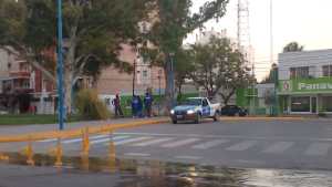 Se tapó el canalito y hay varias plazoletas y calles inundadas en Roca