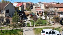 Imagen de Fumigan contra mosquitos, pulgas y garrapatas en el barrio Ceferino de Viedma
