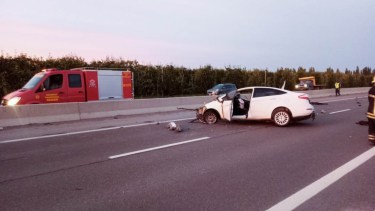 A raíz del fuerte impacto entre el Ford Fiesta y el camión, el motor del auto salió desprendido. Fotos Gentileza Bomberos de Huergo.