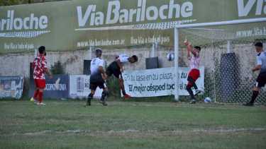 Enzo Romero cabecea al gol en el segundo de los duelos de hoy. Fotos: gentileza Guiliana Ruiz Díaz, prensa Cipolletti