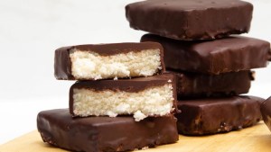 Cuadrados de coco bañados en chocolate