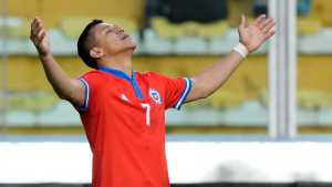 Chile ganó un partidazo en Bolivia con un doblete de Alexis y su arquero como figura